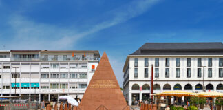 Die Pyramide auf dem Marktplatz von Karlsruhe ist ein markantes Wahrzeichen der Stadt und dient als Denkmal für den Stadtgründer, Markgraf Karl Wilhelm von Baden-Durlach. Sie wurde Ende des 18. Jahrhunderts erbaut und unter ihrem Fundament befindet sich die Gruft des Markgrafen, die der Pyramide ihren besonderen historischen Kontext verleiht.