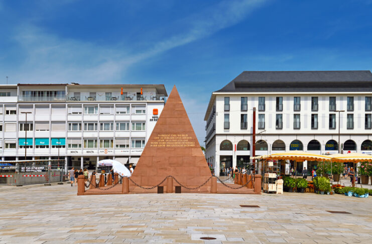 Die Pyramide auf dem Marktplatz von Karlsruhe ist ein markantes Wahrzeichen der Stadt und dient als Denkmal für den Stadtgründer, Markgraf Karl Wilhelm von Baden-Durlach. Sie wurde Ende des 18. Jahrhunderts erbaut und unter ihrem Fundament befindet sich die Gruft des Markgrafen, die der Pyramide ihren besonderen historischen Kontext verleiht.