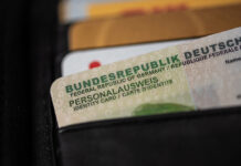 Deutscher Ausweis guckt aus einem Portmonnaie heraus