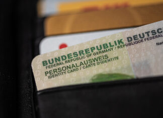 Deutscher Ausweis guckt aus einem Portmonnaie heraus