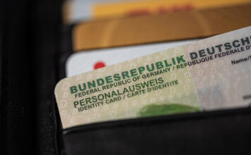 Deutscher Ausweis guckt aus einem Portmonnaie heraus