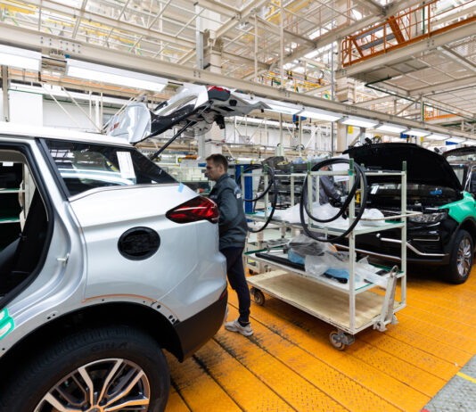 E-Auto-Produktion in einer Fabrik