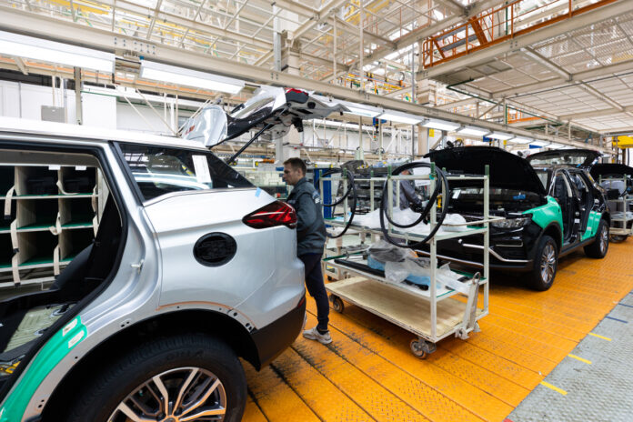 E-Auto-Produktion in einer Fabrik