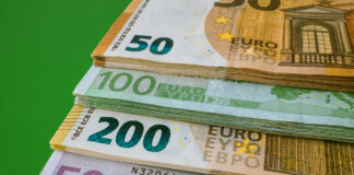 Ein Stapel unterschiedlicher Euro-Scheine. Viele Bürger erhalten bis zu 5.500 Euro zurück.