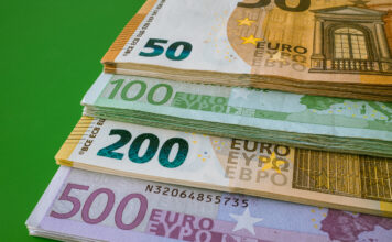 Ein Stapel unterschiedlicher Euro-Scheine. Viele Bürger erhalten bis zu 5.500 Euro zurück.