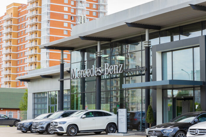 Die Frontansicht von einem Mercedes-Benz Autohaus mit Neuwagen davor