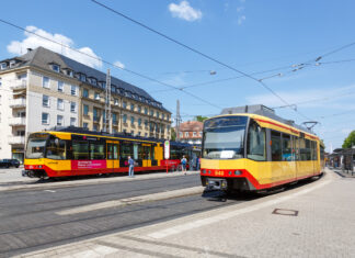 Zwei S-Bahnen fahren durch die Innenstadt. Sie transportieren die Fahrgäste durch die Metropole. Es handelt sich hierbei um Züge unterschiedlicher S-Bahn Linien im öffentlichen Personennahverkehr.