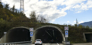 Ein Auto fährt auf einer Straße durch einen Tunnel