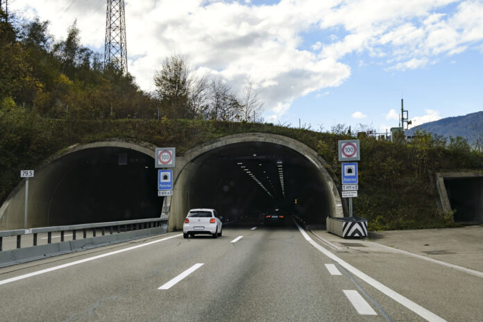 Ein Auto fährt auf einer Straße durch einen Tunnel