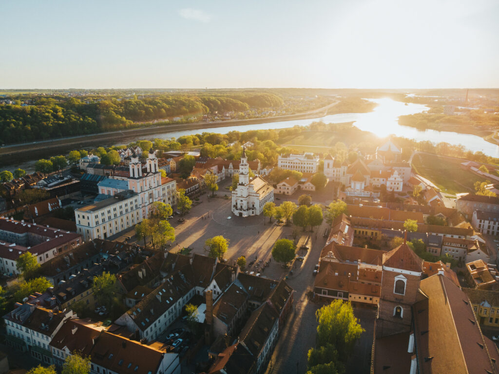 Kaunas ist die zweitgrößte Stadt Litauens und beeindruckt mit einer faszinierenden Mischung aus historischer Architektur und modernem Flair. Die Stadt ist reich an Kultur, mit zahlreichen Museen, Kunstgalerien und Veranstaltungen, die Besucher aus aller Welt anziehen.