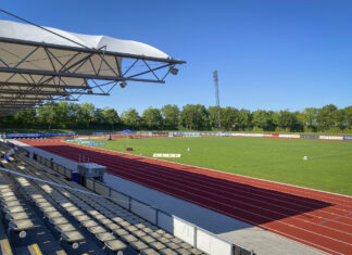 Eine leere Leichtathletik-Arena und eine Zuschauertribüne an der Seite der Laufstrecke