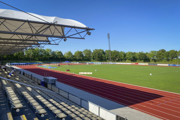 Eine leere Leichtathletik-Arena und eine Zuschauertribüne an der Seite der Laufstrecke