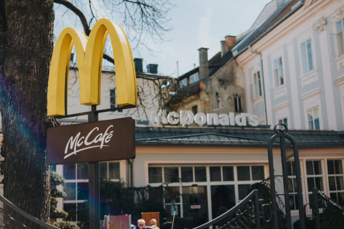 McCafe und Mcdonald's Logo auf einem Gebäude in Europa