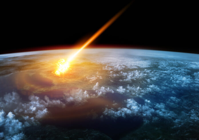 Ein Asteroid rast auf die Erde zu.