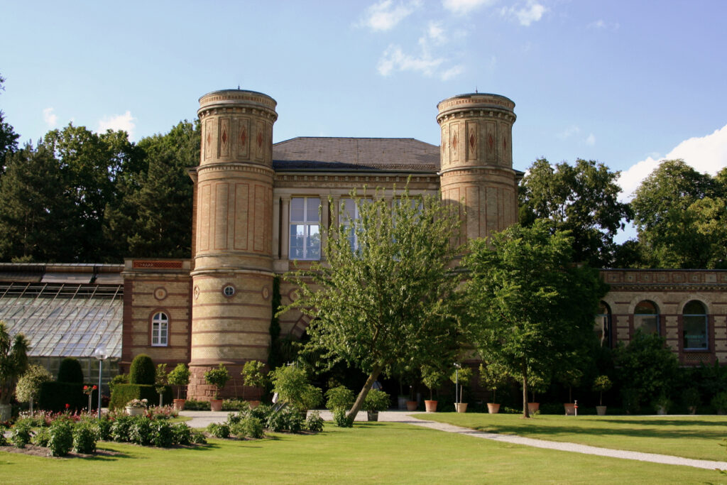 Es gibt zahlreiche charmante Plätze in Karlsruhe. Der Schlossgarten in Karlsruhe ist eine idyllische grüne Oase mitten in der Stadt und lädt mit seinen weitläufigen Wiesen, schattigen Alleen und malerischen Teichen zum Entspannen und Verweilen ein.