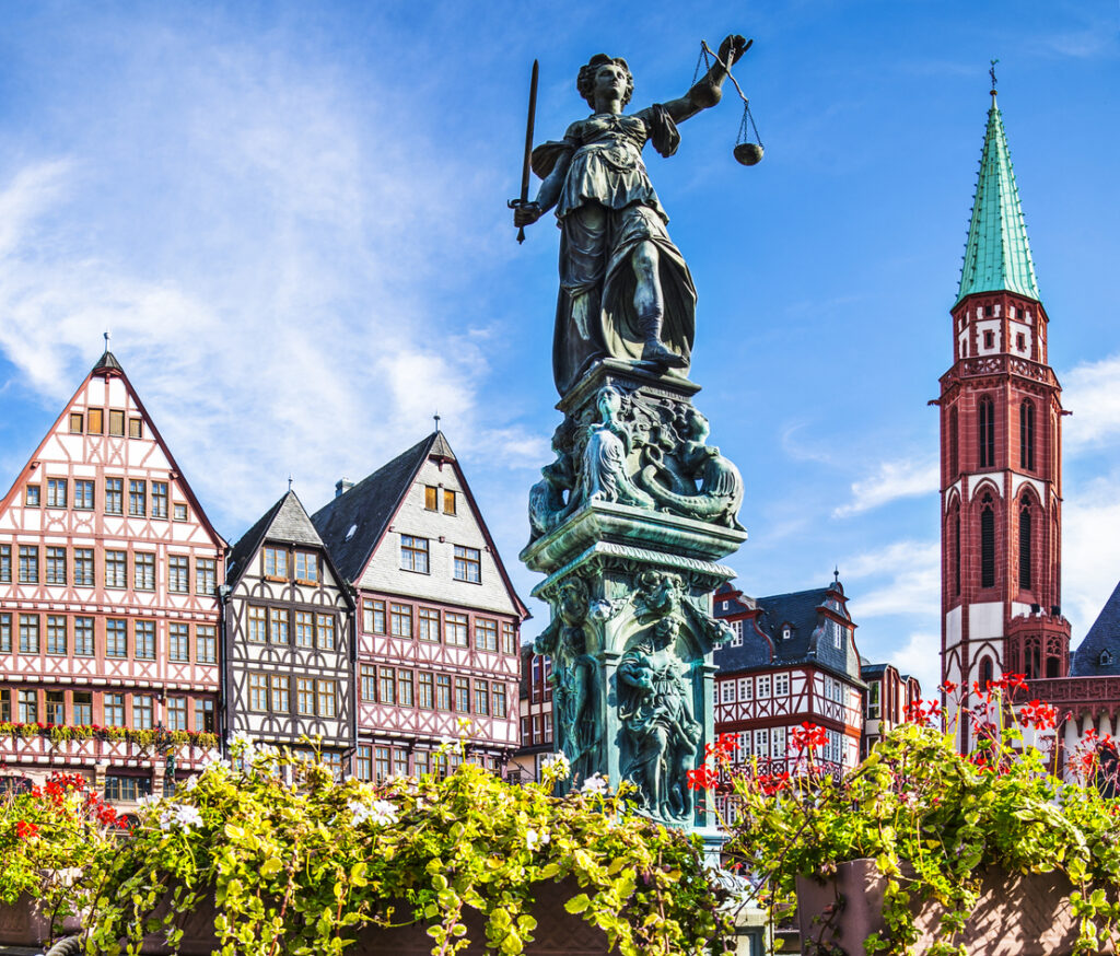 Frankfurt am Main, oft einfach als Frankfurt bezeichnet, ist eine der faszinierendsten historischen Städte in Deutschland. Trotz seines modernen Images als internationaler Finanzplatz und Sitz der Europäischen Zentralbank, hat Frankfurt eine reiche Geschichte, die bis in die Römerzeit zurückreicht.