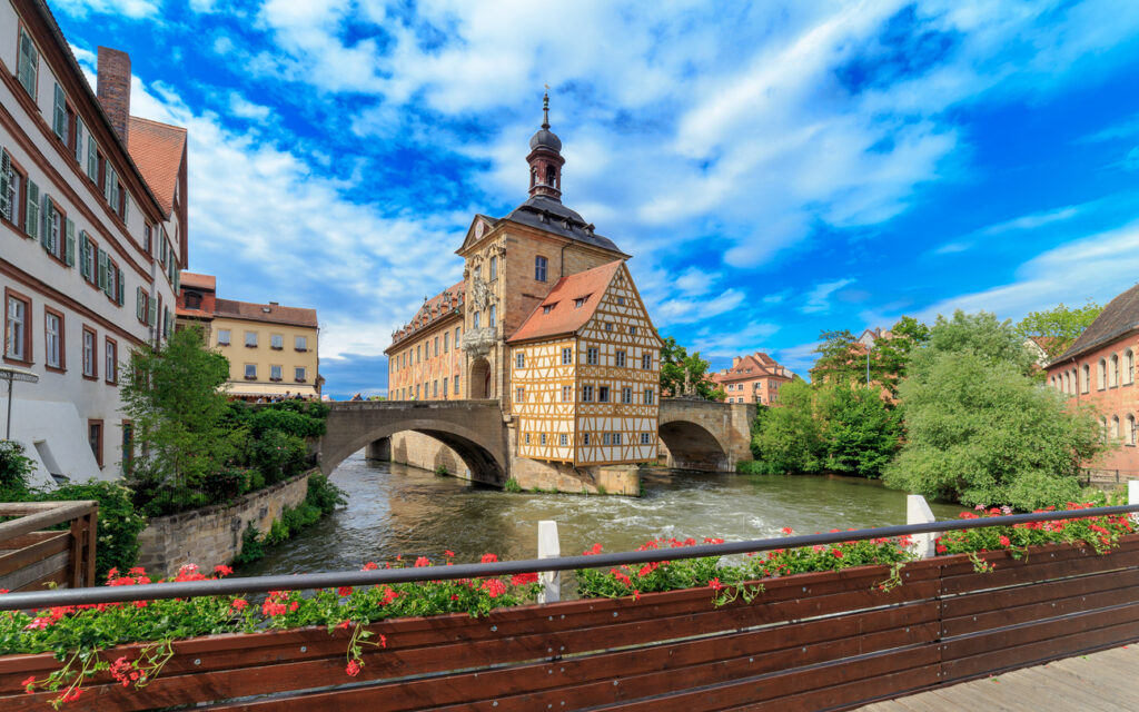 Das Alte Rathaus in Bamberg ist eine der Hauptsehenswürdigkeiten dieser Stadt und ein prächtiges Beispiel für die historischen Städte in Deutschland. Es ist bemerkenswert, nicht nur wegen seiner ungewöhnlichen Lage auf einer Insel in der Regnitz, sondern auch wegen seiner reichen Geschichte und architektonischen Schönheit.