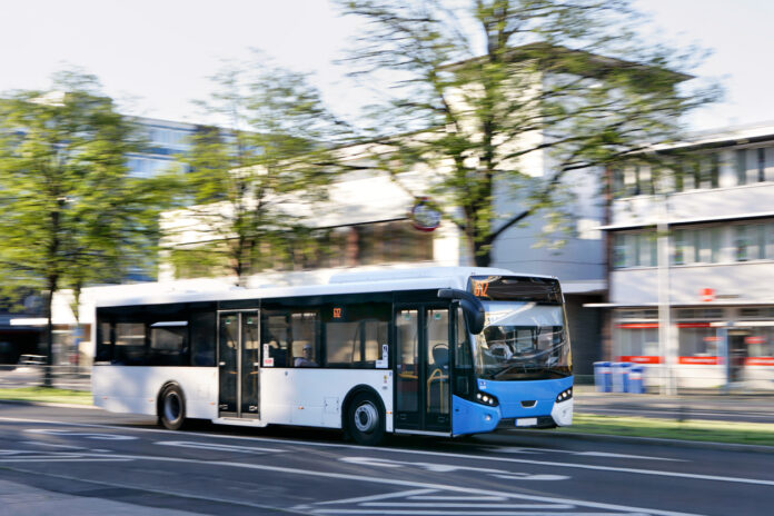 Ein Bus fährt auf der Straße in einer Stadt.