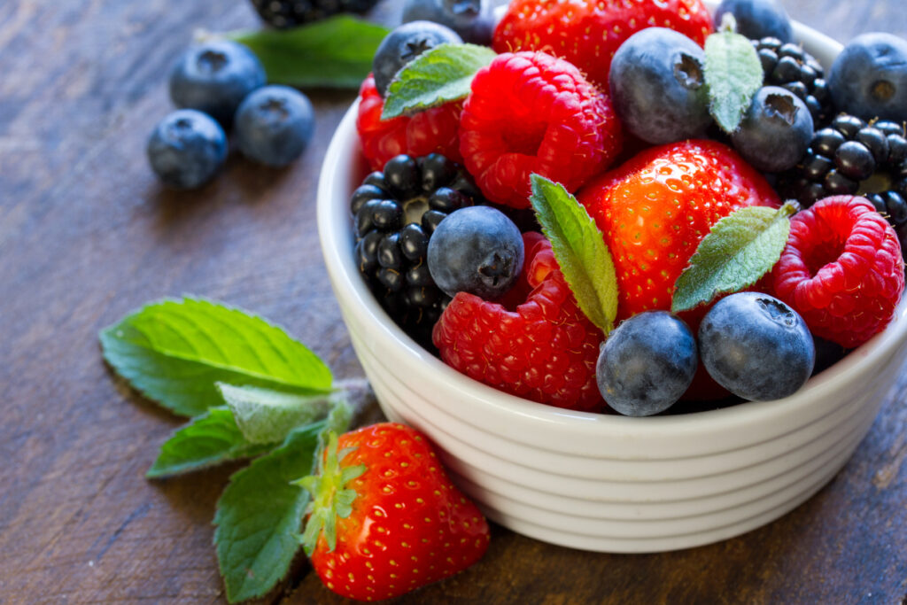 Viele Obstsorten enthalten Antioxidantien, darunter Blaubeeren, Erdbeeren, Himbeeren, Granatäpfel, Orangen, Kiwis, Äpfel, Kirschen und Pflaumen. Diese Früchte sind reich an Vitaminen wie Vitamin C und E, die bekanntermaßen starke antioxidative Eigenschaften haben.