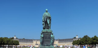 Das Karl Friedrich von Baden Monument in Karlsruhe und viele Bürger an einem sonnigen schönen Tag