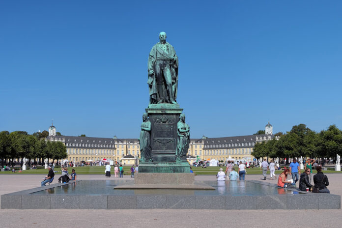 Das Karl Friedrich von Baden Monument in Karlsruhe und viele Bürger an einem sonnigen schönen Tag