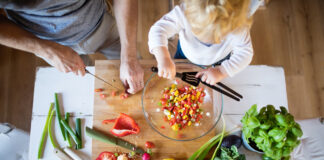 Kochen für Kleinkinder kann eine freudige Erfahrung sein, wenn man gesunde und farbenfrohe Gerichte zubereitet, die ihre Neugier wecken. Dabei sollte man auf eine ausgewogene Ernährung achten, die ihren wachsenden Körpern die notwendigen Nährstoffe liefert.