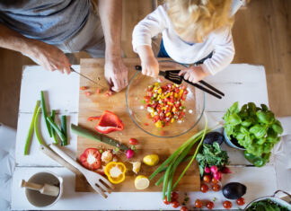 Kochen für Kleinkinder kann eine freudige Erfahrung sein, wenn man gesunde und farbenfrohe Gerichte zubereitet, die ihre Neugier wecken. Dabei sollte man auf eine ausgewogene Ernährung achten, die ihren wachsenden Körpern die notwendigen Nährstoffe liefert.