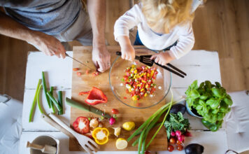 Kochen für Kleinkinder kann eine freudige Erfahrung sein, wenn man gesunde und farbenfrohe Gerichte zubereitet, die ihre Neugier wecken. Dabei sollte man auf eine ausgewogene Ernährung achten, die ihren wachsenden Körpern die notwendigen Nährstoffe liefert.