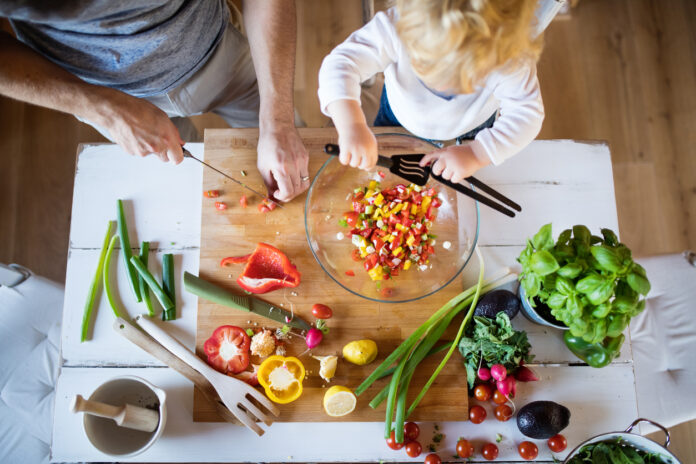 Kochen für Kleinkinder kann eine freudige Erfahrung sein, wenn man gesunde und farbenfrohe Gerichte zubereitet, die ihre Neugier wecken. Dabei sollte man auf eine ausgewogene Ernährung achten, die ihren wachsenden Körpern die notwendigen Nährstoffe liefert.