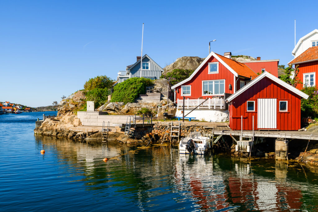 Schweden, mit seinen wunderschönen Landschaften und charmanten Städten, bietet ein unvergessliches Reiseerlebnis. Ob Sie durch die malerischen Straßen von Stockholm schlendern, die ruhige Schönheit der Schärenküste erleben oder die atemberaubenden Nordlichter in Lappland bewundern, Schweden verzaubert jeden Reisenden.
