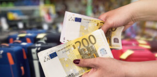 Eine Frau hält Euro Scheine in der Hand.