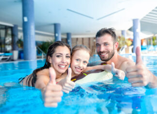 Das Erlebnisbad Karlsruhe La Ola befindet sich in Landau und bietet eine Vielzahl von Wasserattraktionen, Wellnessbereichen und Spaß für die ganze Familie, und ist ein beliebtes Ziel für Schwimmenthusiasten in der Region.