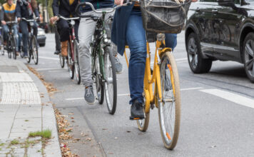 Mehrere Personen fahren mit dem Fahrrad auf einem Radweg