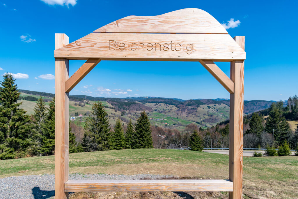 Wandern im Schwarzwald bietet atemberaubende Ausblicke auf dichte Wälder, malerische Täler und kristallklare Seen, und die gut markierten Wege laden zu Abenteuern für Wanderer aller Erfahrungsstufen ein.