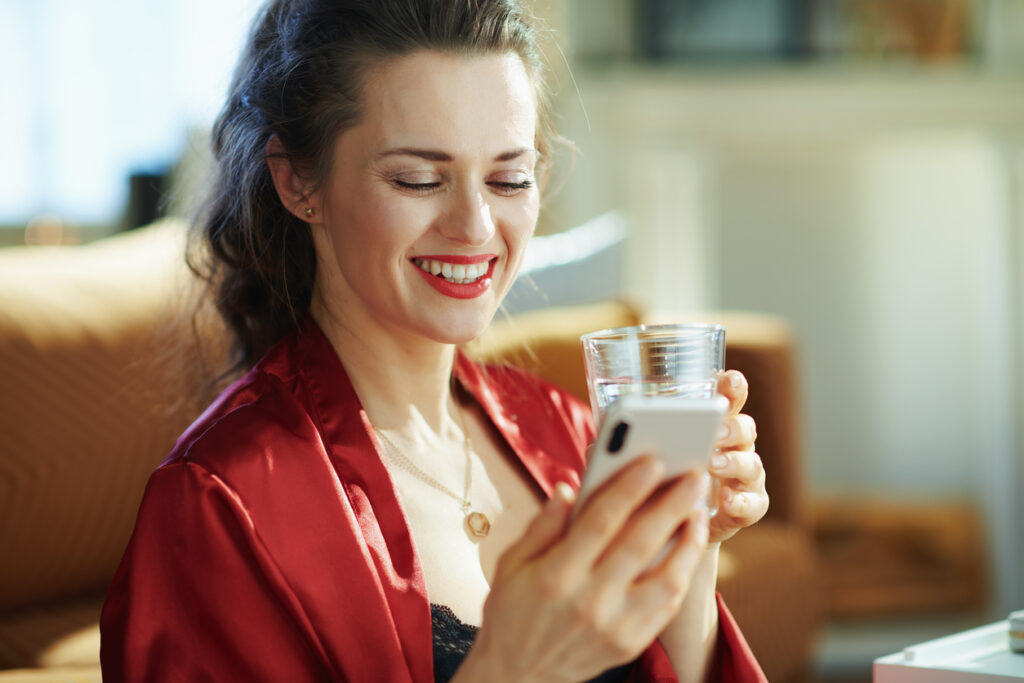 Wasser-Trinken-Apps helfen Nutzern dabei, ihren täglichen Flüssigkeitsbedarf im Blick zu behalten und erinnern regelmäßig daran, ausreichend zu trinken.