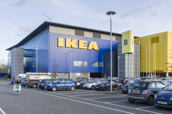 IKEA-Gebäude mit parkenden Autos.