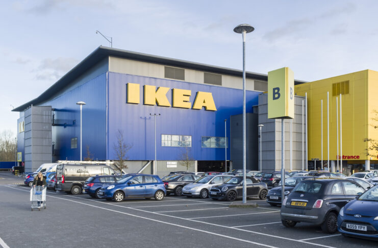 IKEA-Gebäude mit parkenden Autos.