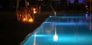 Nachts glitzert das Wasser in einem Schwimmbad oder Pool