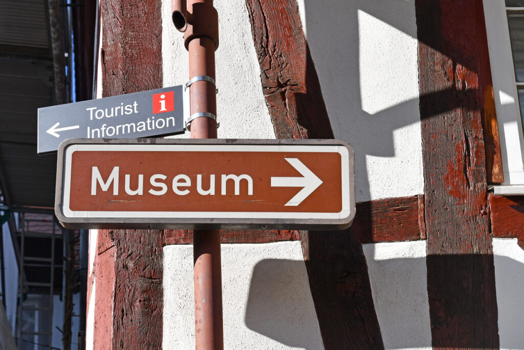 Die Tourist Info Karlsruhe spielt eine entscheidende Rolle im Tourismus der Stadt, indem sie Besuchern und Einheimischen umfassende Informationen und Dienstleistungen bietet.