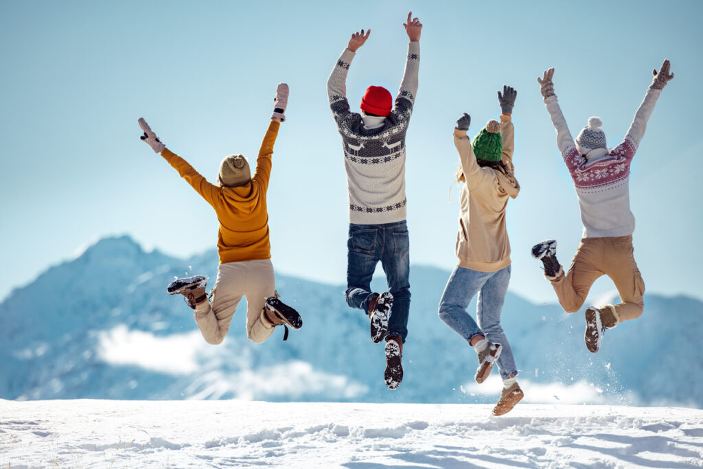 Ein Winterurlaub mit Kindern kann eine wunderbare Gelegenheit sein, gemeinsam neue Aktivitäten wie Skifahren, Schlittenfahren oder Schneemannbauen zu entdecken und die Schönheit der verschneiten Landschaft zu genießen. Es ist wichtig, bei der Planung solcher Reisen auf kinderfreundliche Unterkünfte und Aktivitäten zu achten, um sicherzustellen, dass die ganze Familie eine unvergessliche und spaßige Zeit hat.