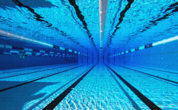 Eine Schwimmbahn in einem großen Schwimmbecken gefüllt mit Wasser