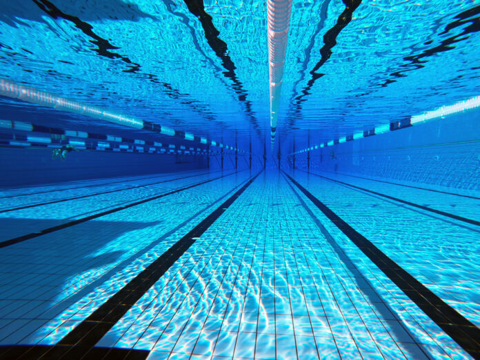 Eine Schwimmbahn in einem großen Schwimmbecken gefüllt mit Wasser
