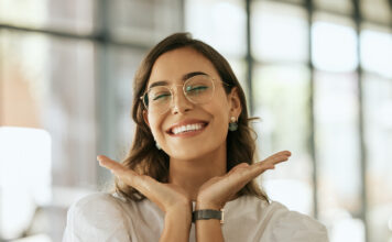 "Welche Brille passt zu mir?" ist eine häufig gestellte Frage, die viele Menschen beschäftigt, wenn sie auf der Suche nach dem perfekten Accessoire sind, das sowohl ihre Gesichtsform unterstreicht als auch ihren persönlichen Stil widerspiegelt.