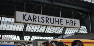 Der Hauptbahnhof in Karlsruhe ist ein wichtiger Knotenpunkt im deutschen Bahnnetz, der zahlreiche regionale und überregionale Verbindungen bietet. Die Verbindungen am Hauptbahnhof Karlsruhe ermöglichen es Reisenden, bequem zu vielen Städten in Deutschland und Europa zu gelangen.