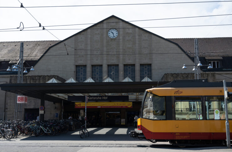 Der Karlsruher Hauptbahnhof ist ein zentraler Verkehrsknotenpunkt, der eine Vielzahl von Verbindungen zu regionalen und nationalen Zielen bietet. Mit regelmäßigen Direktverbindungen zu Städten wie Stuttgart, Frankfurt und München, ermöglicht der Hauptbahnhof Karlsruhe eine schnelle und bequeme Reise durch Deutschland.