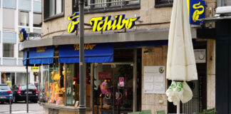 Ein Tchibo Laden in einer Stadt.