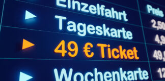 Eine Anzeigetafel zeigt verschiedene Deutsche Bahn Angebote, unter anderem das 49€ Ticket.