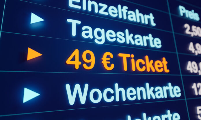 Eine Anzeigetafel zeigt verschiedene Deutsche Bahn Angebote, unter anderem das 49€ Ticket.