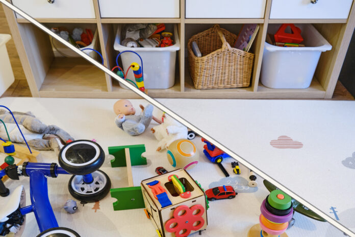 Kinderzimmer mit Spielzeugen. Die Spielzeuge liegen durcheinander auf dem Boden verteilt herum. In der anderen Hälfte des Bildes sind die Spielsachen ordentlich in Boxen verstaut und der Boden ist aufgeräumt.