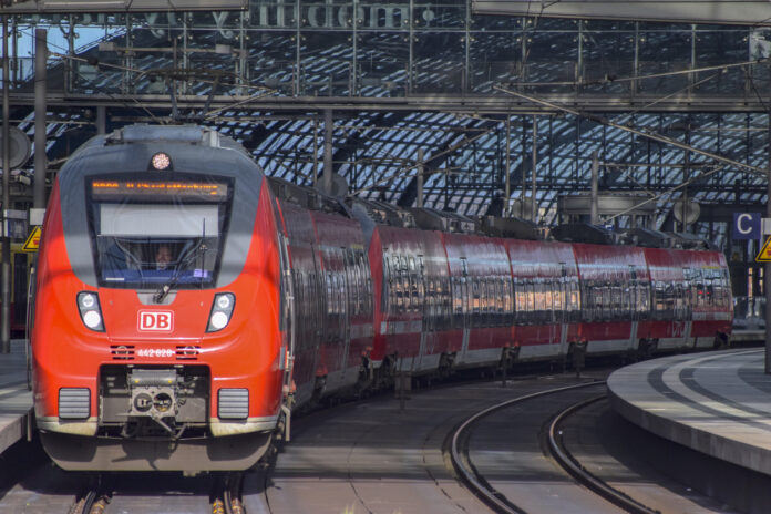 Regionalzug der Deutschen Bahn fährt aus dem Hauptbahnhof Berlin.